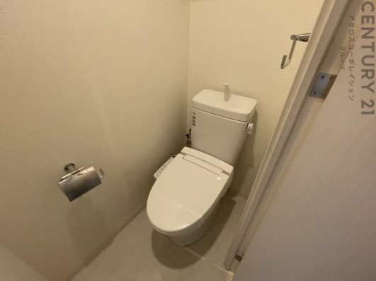 トイレ　温水洗浄便座付きのトイレです♪