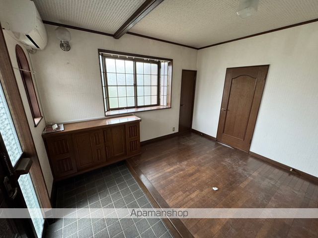 中里4丁目貸家の玄関写真
