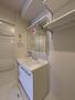 洗面設備　シャンプードレッサータイプの洗面化粧台です。