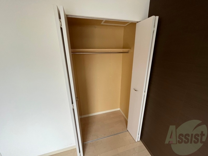 収納　クローゼットを開けてみました。奥行きがありますね。