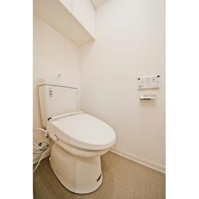 トイレ　落ち着いた色調のトイレです