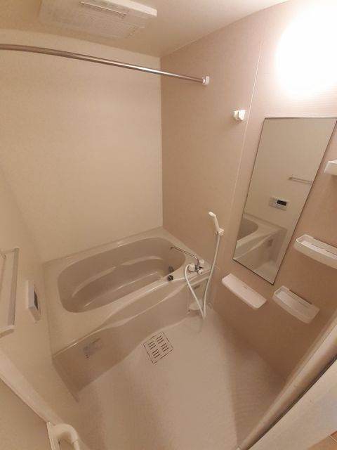 ＪＲ予讃線 川之江駅 バス乗車時間：8分 最寄りバス停で下車 徒歩2分 2階建 築13年の風呂写真
