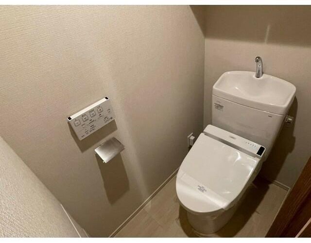 都営大江戸線 勝どき駅 徒歩5分 10階建 築8年のトイレ写真