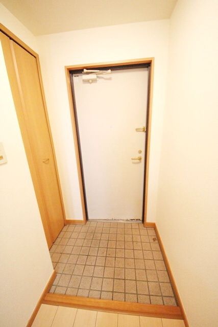 玄関　同物件別部屋写真