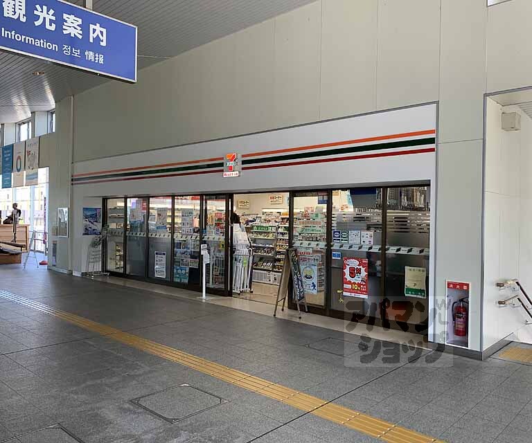 コンビニ　セブン-イレブン ハートインＪＲ亀岡駅改札口店（コンビニ）まで160m