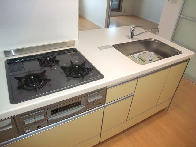 キッチン　★３口ガスコンロ付システムキッチンでお料理もはかどります★
