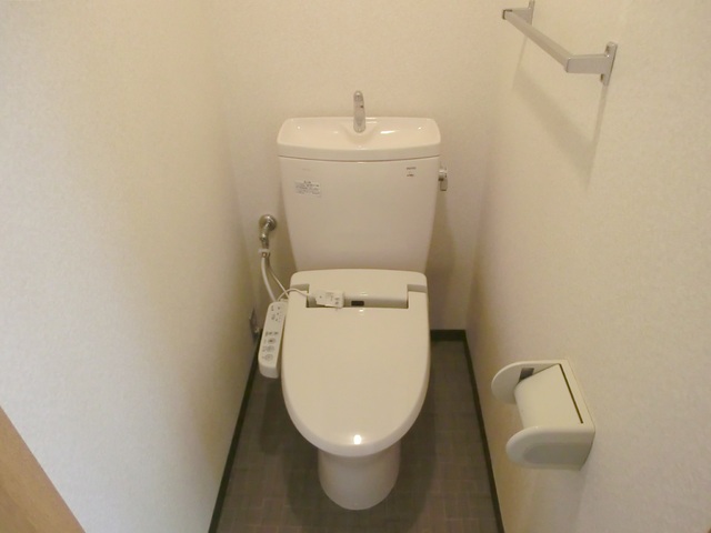 トイレ　ウォシュレット付のトイレです。