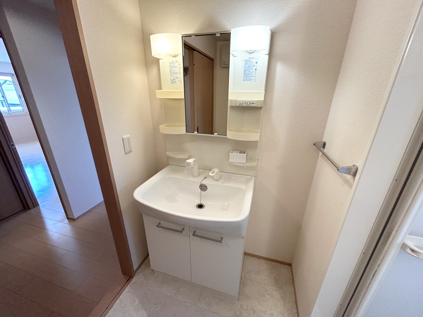 洗面設備　別部屋モデル写真