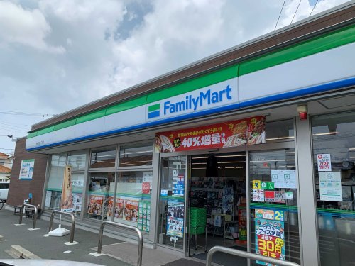 コンビニ　ファミリーマート 豊橋佐藤一丁目店（コンビニ）まで321m