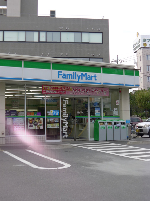 コンビニ　ファミリーマート（コンビニ）まで590m
