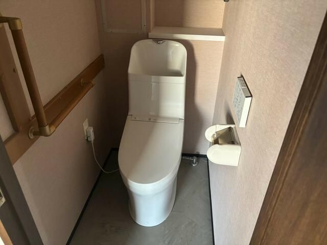 小田急線 千歳船橋駅 徒歩10分 3階建 築33年のトイレ写真