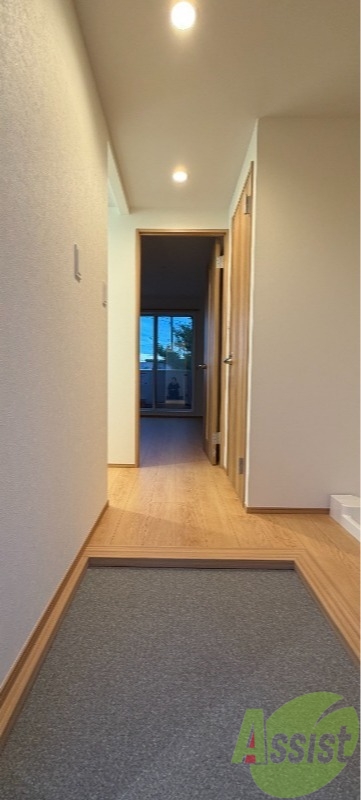 玄関　玄関から撮影しました。広さがあり靴の着脱がしやすそうですね。