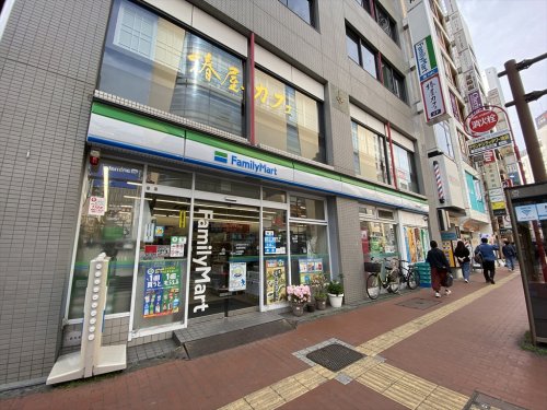 コンビニ　ファミリーマート 池袋東口店（コンビニ）まで111m