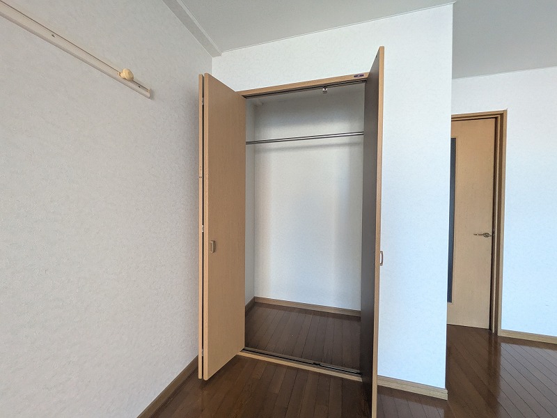 その他部屋・スペース　パイプハンガーが設置されてます。コートやスーツ、洋服の収納◎