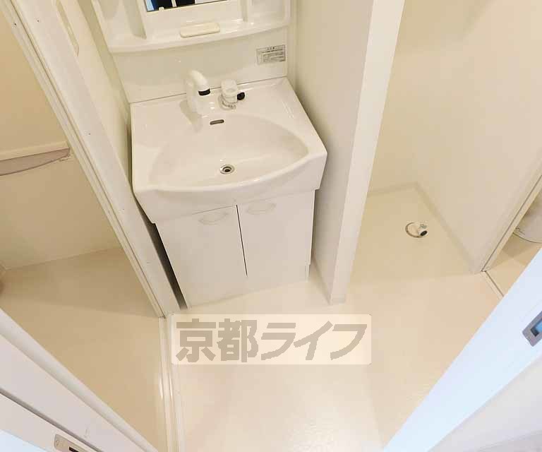 洗面設備　脱衣所広めです