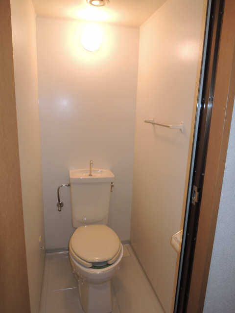 トイレ　シャワー付トイレになります。