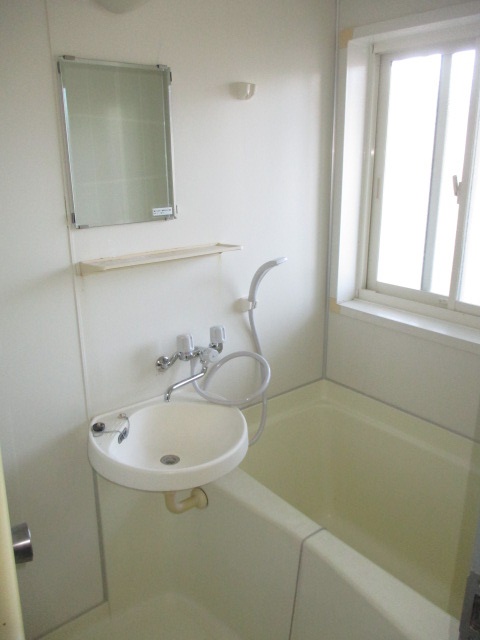 バス・シャワールーム　窓付きで自然換気に便利