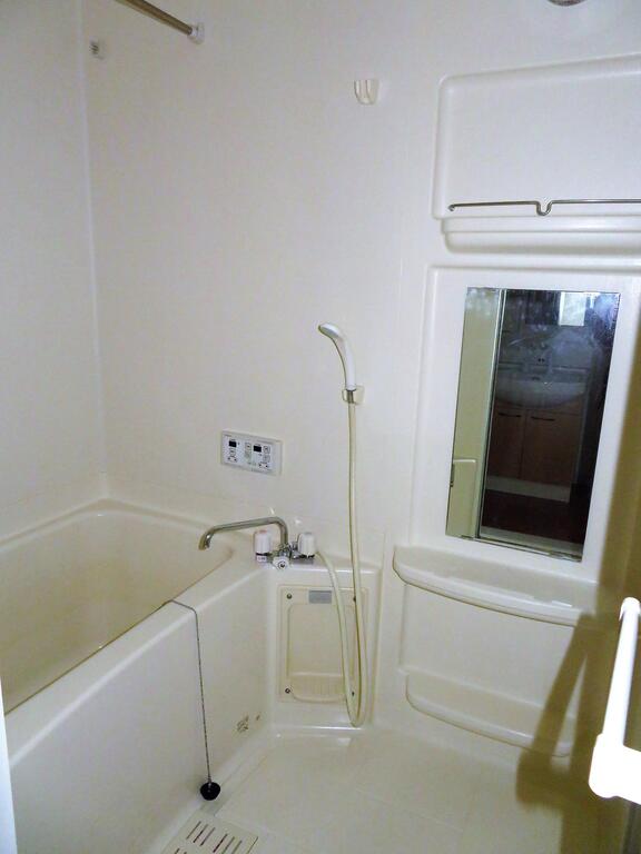 バス・シャワールーム　追い炊き、浴室乾燥機付きです。