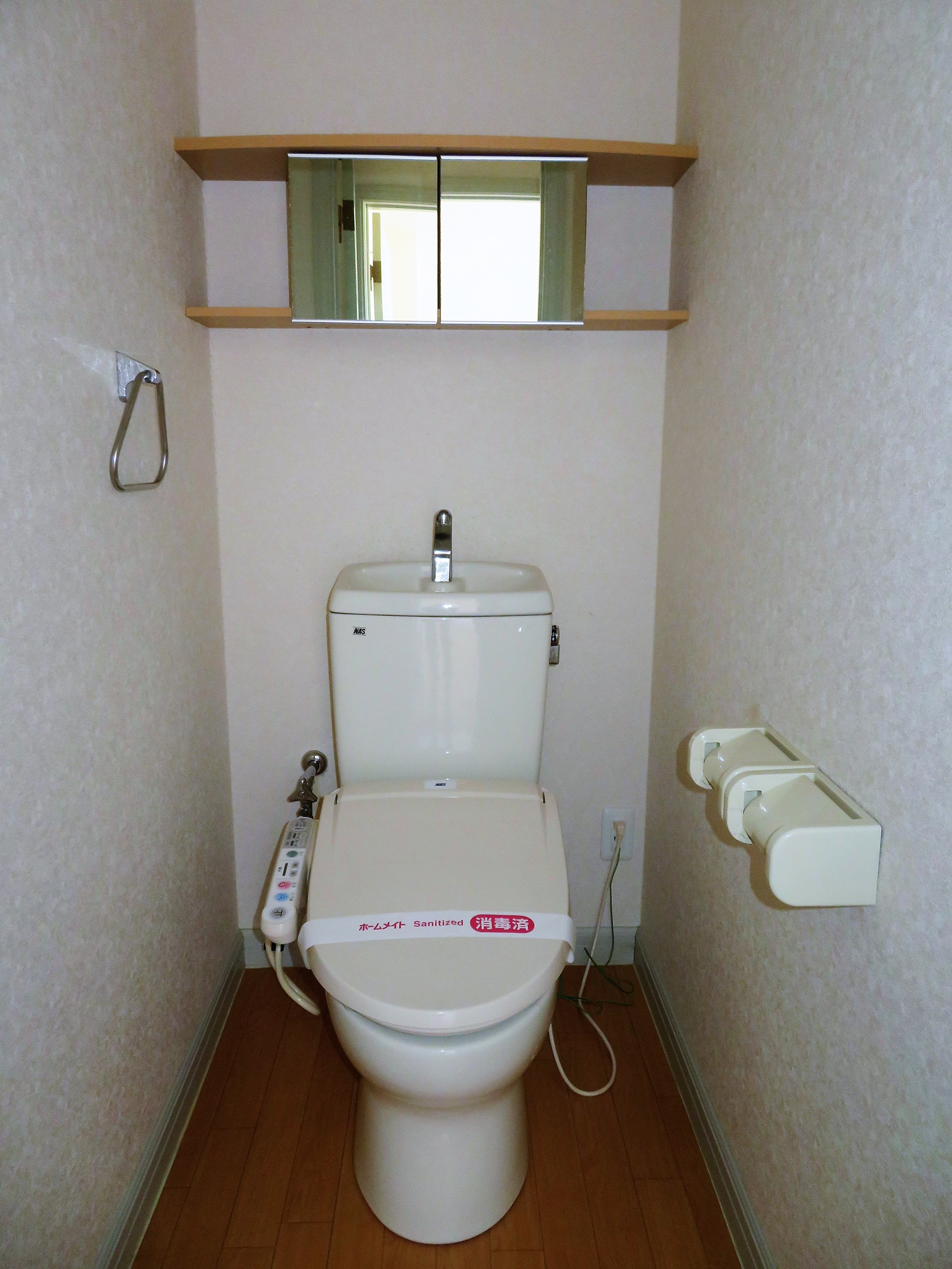 トイレ　ウォシュレット付きトイレ。便利な収納棚付き。