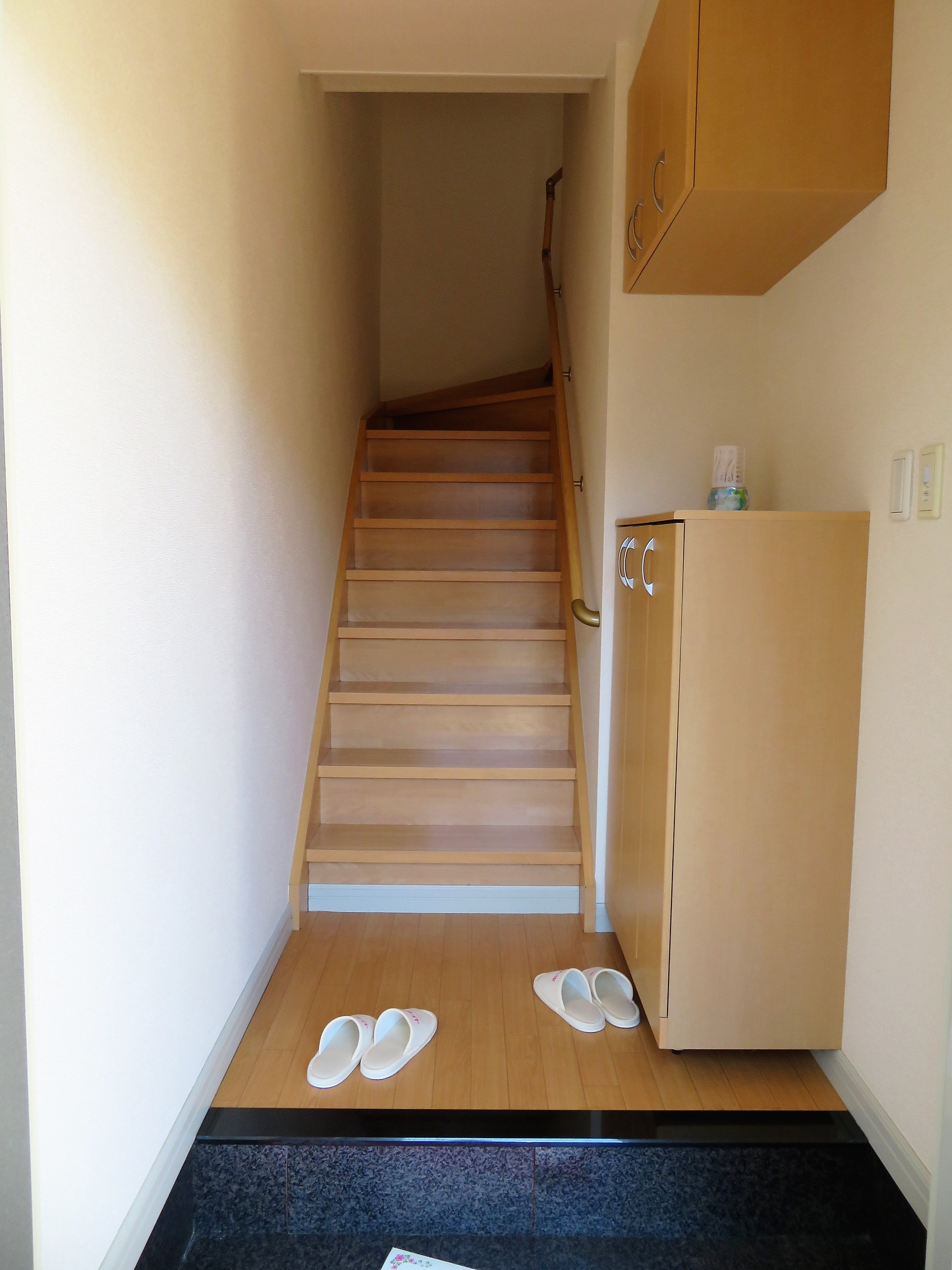 玄関　シューズボックス付き。室内階段が御座います。