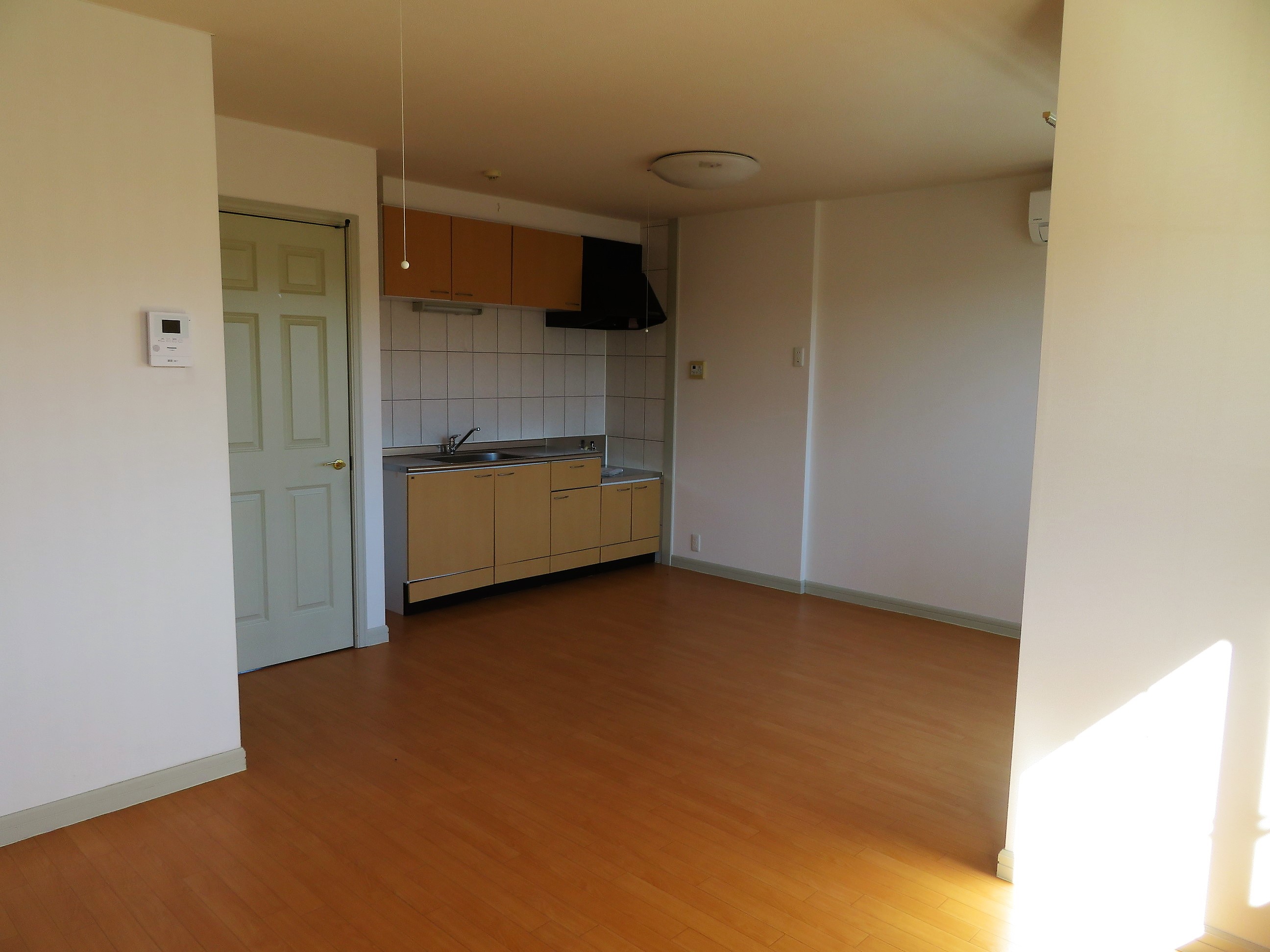 居室・リビング　14帖の広いリビングです！南向きで日当たり良好です♪