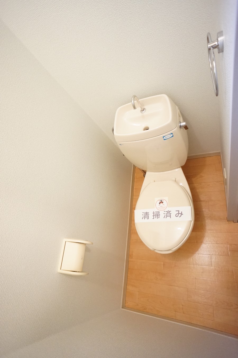 トイレ　温水洗浄便座仕様に変更します！窓・コンセントあります！