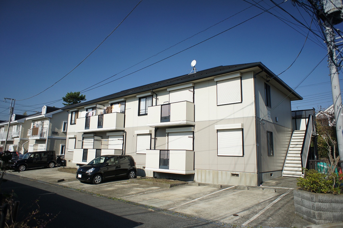 建物外観　南向き南側駐車場の為日当り良好！