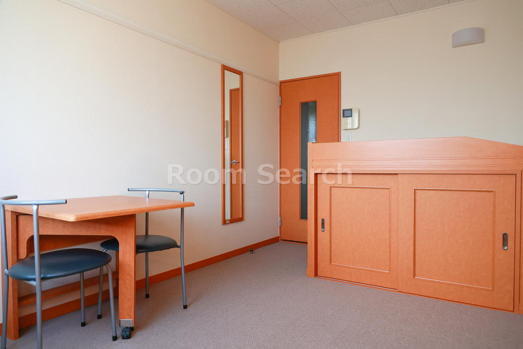 居室・リビング　姿見鏡、ベット下収納、机折り畳み式