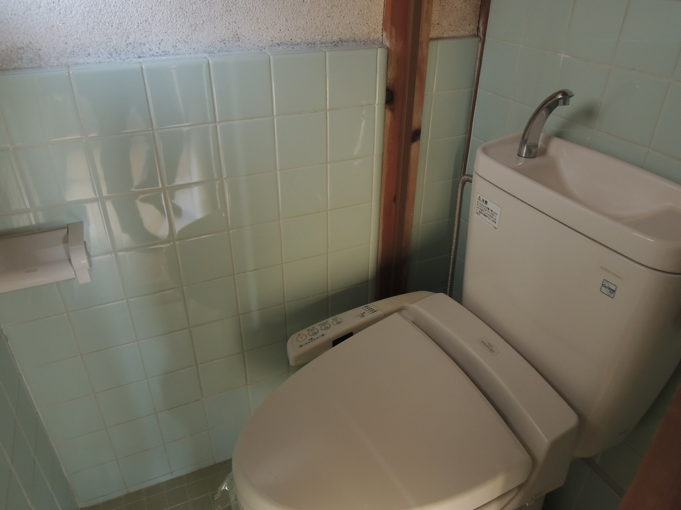 近鉄長野線 滝谷不動駅 徒歩11分 2階建 築41年のトイレ写真