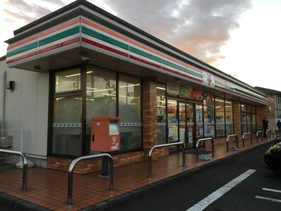 コンビニ　セブンイレブン伊勢崎西部公園前店（コンビニ）まで814m
