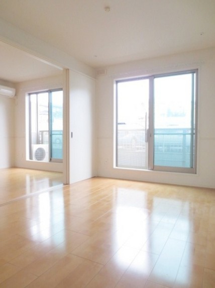 居室・リビング　広々明るいお部屋