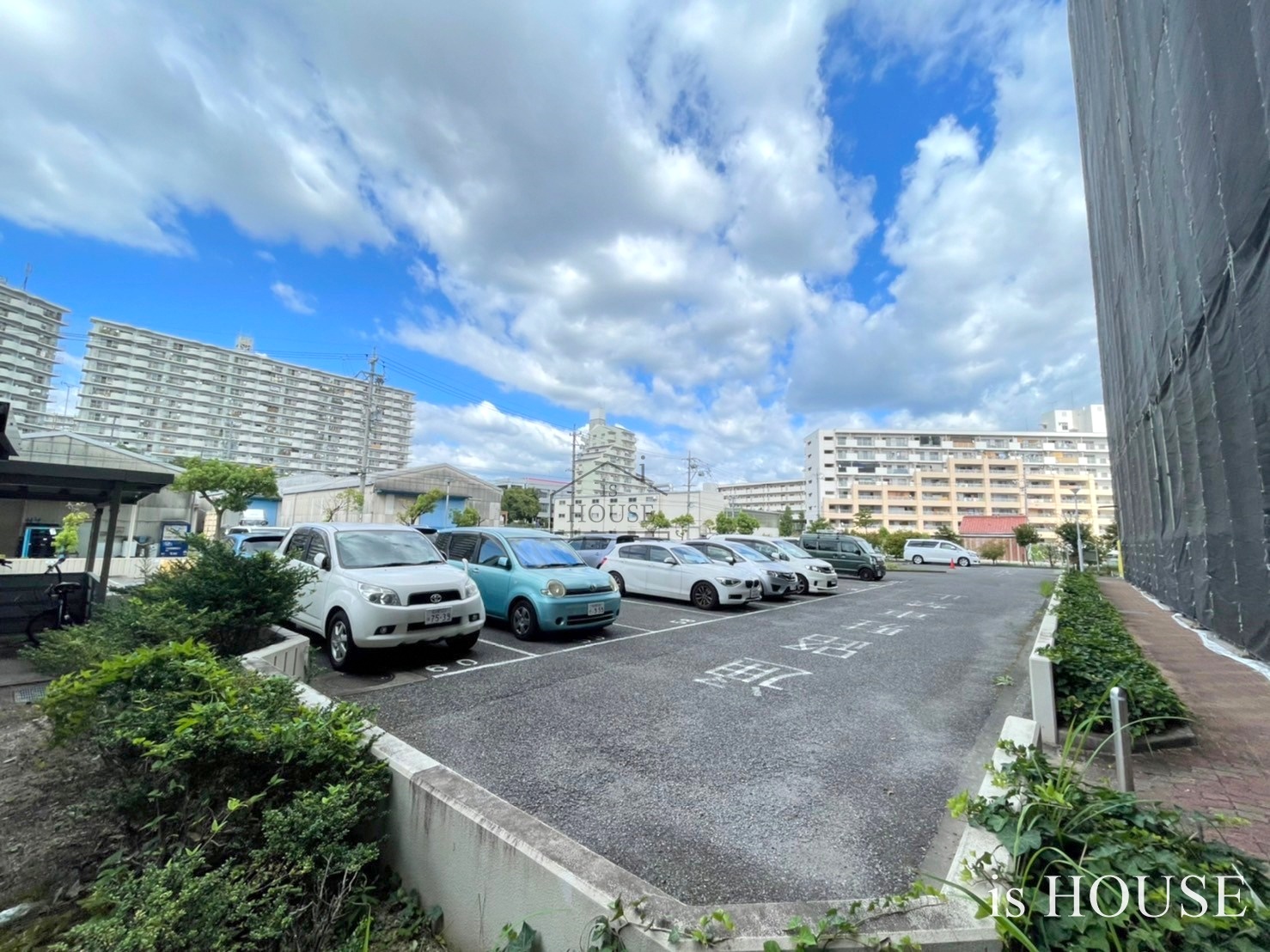 【名古屋市緑区鳴海町のマンションの駐車場】