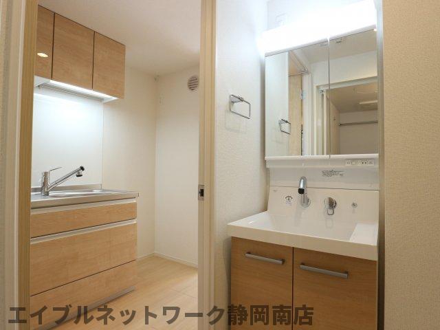 洗面設備　明るい洗面所です