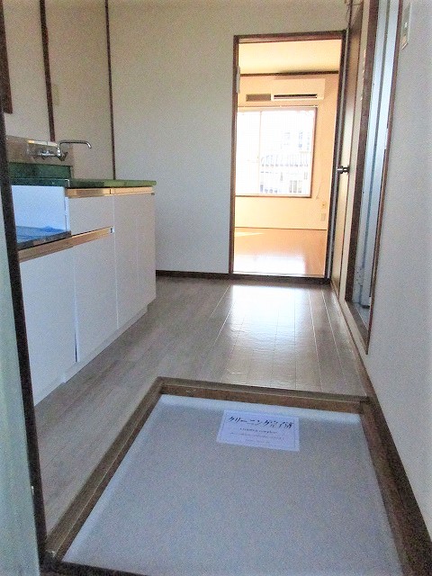 玄関　上がりやすい玄関、洋室に扉あってプライベート守られます！