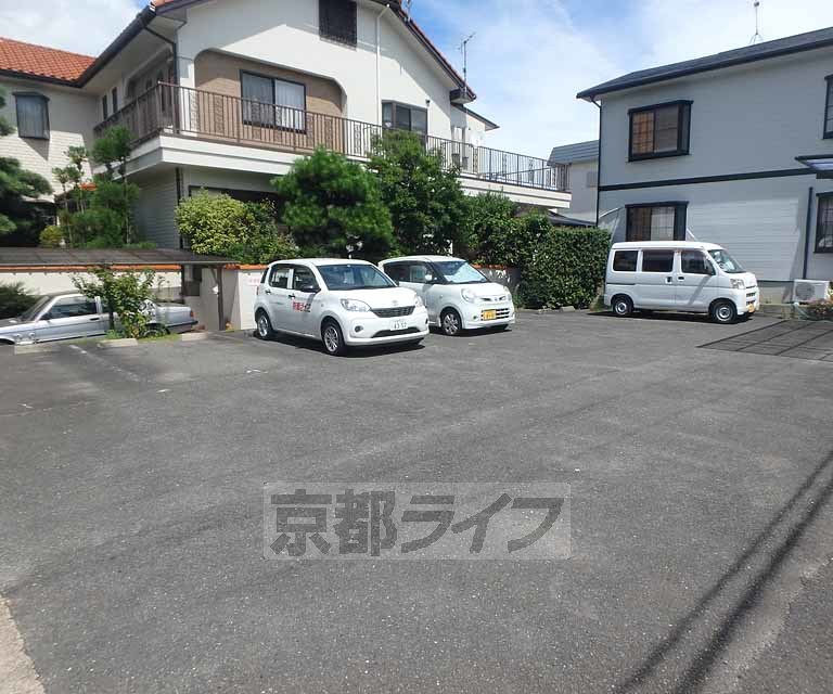 【宇治市広野町のアパートの駐車場】