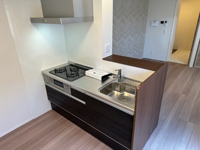 キッチン　対面システムキッチン・３口ガスコンロ