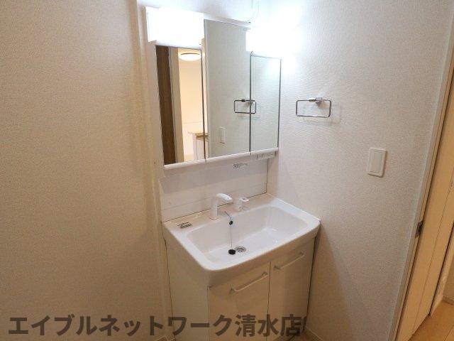洗面設備　明るい洗面所です