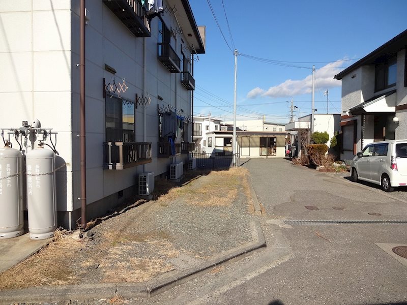 【松本市野溝西のアパートの駐車場】