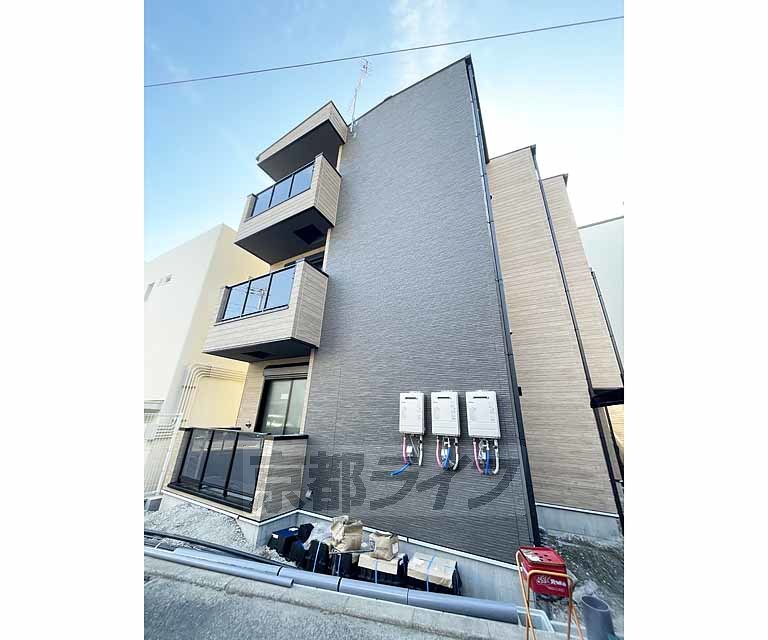 【京都市南区西九条唐戸町のアパートの建物外観】