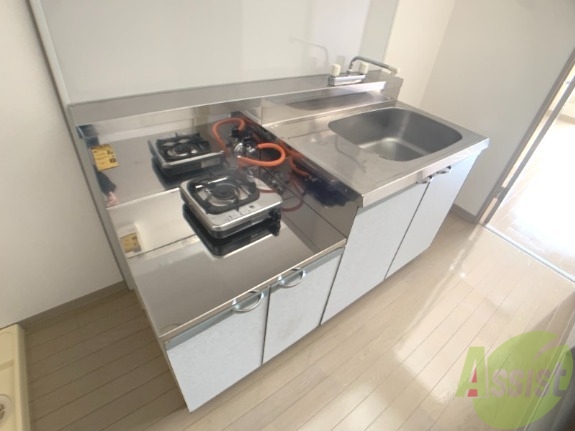 キッチン　キッチン下には棚があり沢山収納できますよ～。