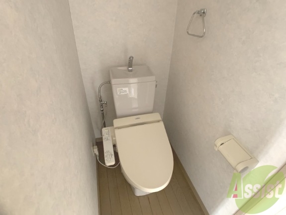 トイレ　嬉しいウォシュレット機能付きです。シャワートイレは便利ですね