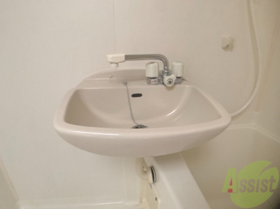 洗面設備　洗面台は浴室にあるのでお手入れが楽々です。