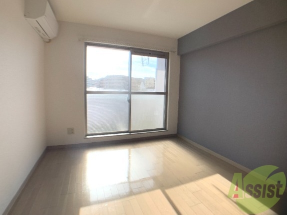 居室・リビング　こちらがリビングです。陽が入ってくるのがわかります。