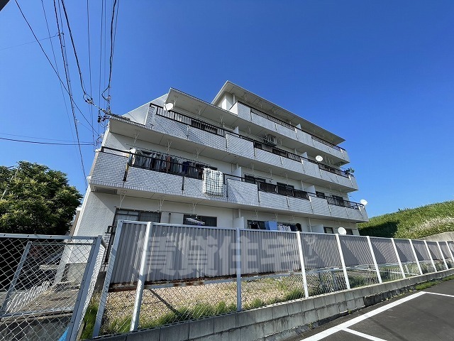 【ジュネス青山の建物外観】