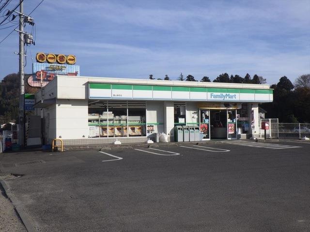 コンビニ　ファミリーマート霊山掛田店（コンビニ）まで300m