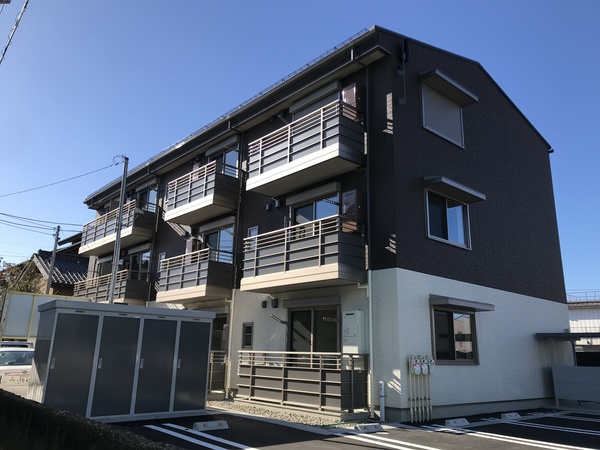 【コートグレース本町の建物外観】