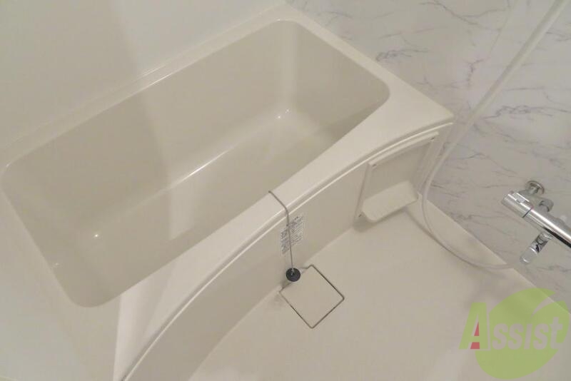 バス・シャワールーム　浴槽と洗い場は広々しているのでお掃除がラクラクですねー。