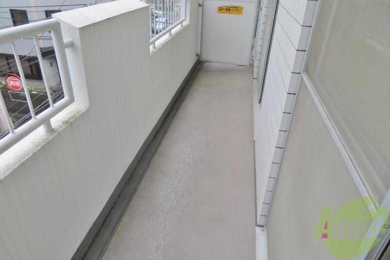 バルコニー　バルコニーは広々しているのでたくさん洗濯物を干せそうですねー