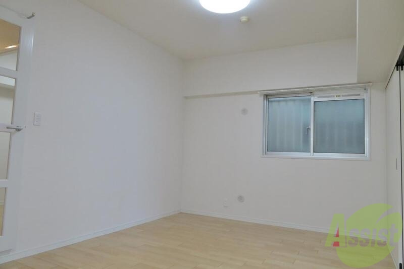 居室・リビング　洋室１つ目の写真になりますー。電気をつけると明るいですねー。