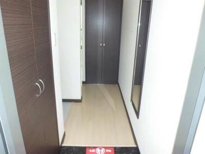 玄関　向かって左に大きな下駄箱、右に姿見。